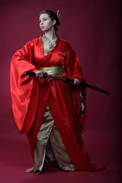 Hermosa Chica Morena Kimono Japonés Con Una Katana —  Fotos de Stock