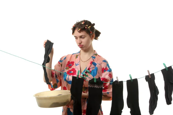 Genç Ev hanımı asmak clothesline çorap kadar yorgun