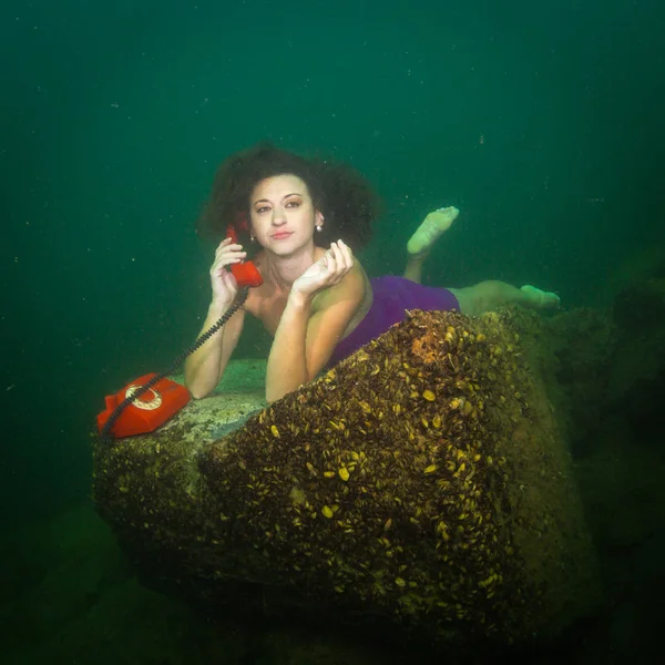 Het Meisje Ligt Bodem Van Het Meer Chatten Telefoon — Stockfoto