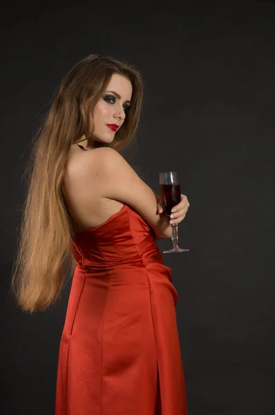 Chica Ojos Verdes Vestido Rojo Bebiendo Vino — Foto de Stock