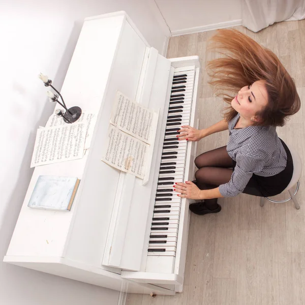 Fiatal Vonzó Lány Játék Zongora — Stock Fotó