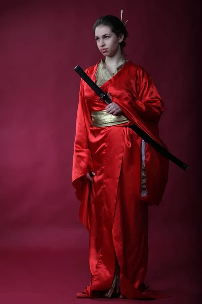 Piękna Brunetka Dziewczyna Japoński Kimono Katana — Zdjęcie stockowe