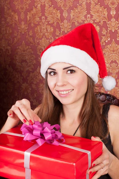 Atraktivní Dívka Klobouku Vánoční Otevírá Vánoční Dárek — Stock fotografie
