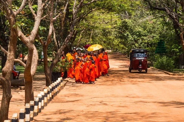 Sigiriya Sri Lanka Abril Monjes Abril 2018 Sigiriya Sri Lanka — Foto de Stock