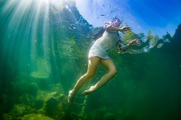 Sierlijke Jongedame Gekleed Een Oekraïense Borduurwerk Poseren Onderwater — Stockfoto