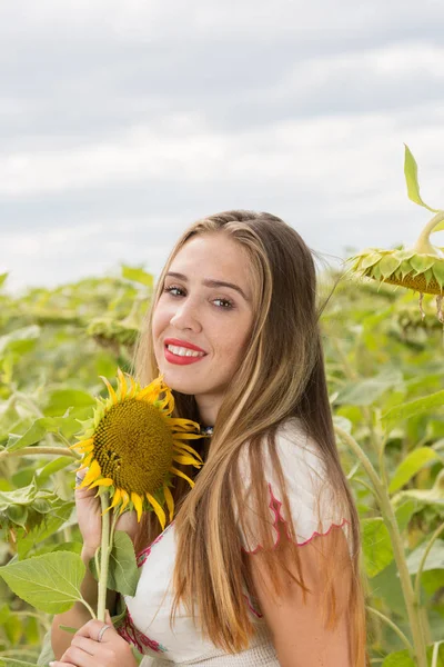 Joven Linda Chica Posando Campo Girasol — Foto de Stock