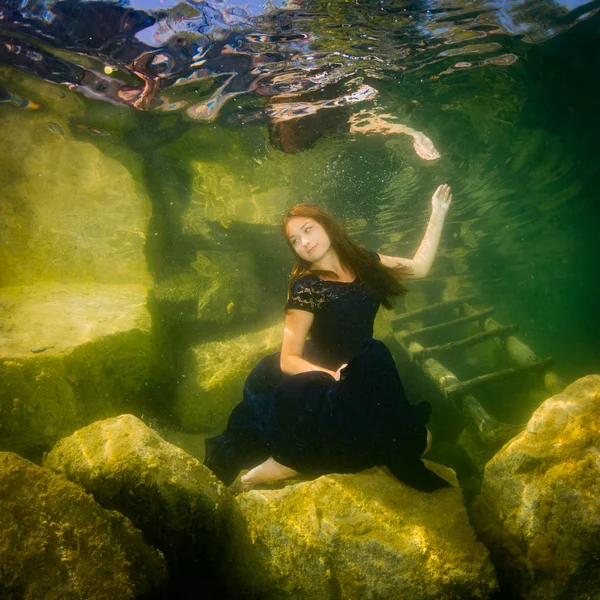 Sierlijke Jongedame Een Jurk Poseren Buurt Van Trap Het Meer — Stockfoto