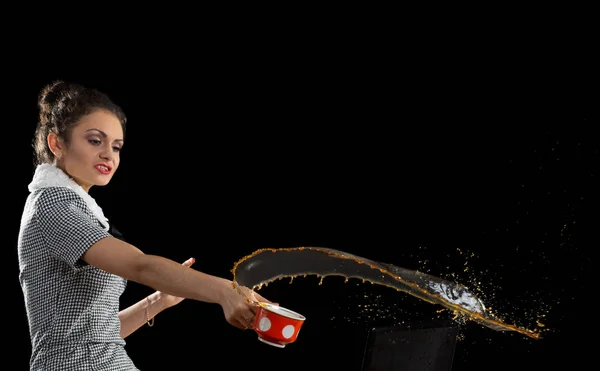 Kahve Bir Laptop Içine Dökülen Kıvırcık Kız — Stok fotoğraf