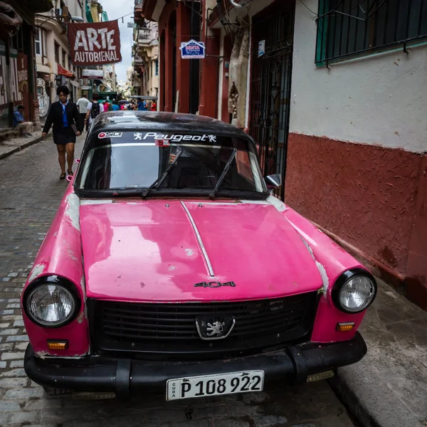 古巴哈巴纳 1月12日 2018年1月12日 古巴哈巴纳的旧车 在城市街道的老车 — 图库照片