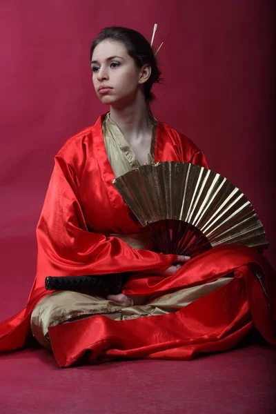 Hermosa Chica Morena Kimono Japonés —  Fotos de Stock