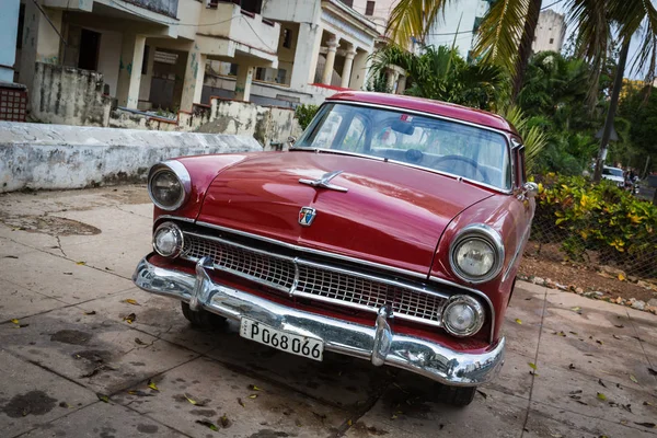 古巴哈巴纳 1月13日 2018年1月13日 古巴哈巴纳的旧车 在城市街道的老车 — 图库照片