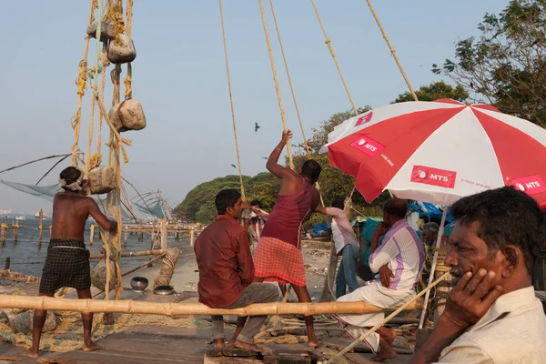 Kochin India Febrero Pescadores Puerto Ciudad Febrero 2013 Kochin India —  Fotos de Stock