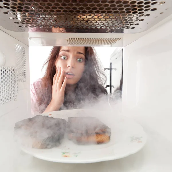 Jovem Menina Queimar Torradas Microondas — Fotografia de Stock