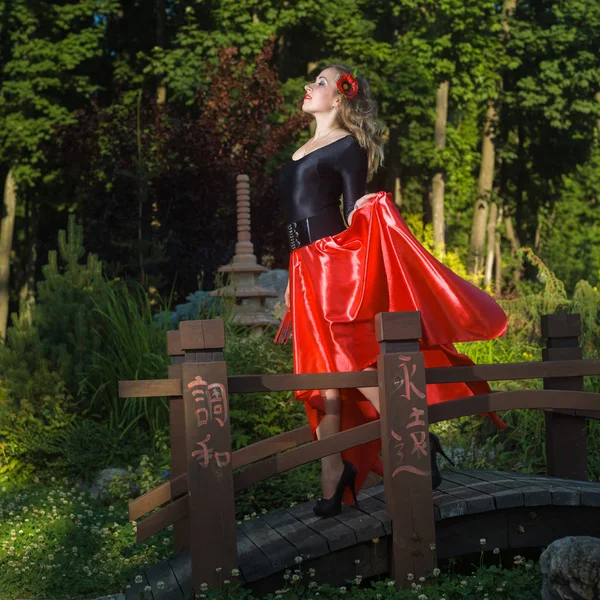 Jovem Mulher Atraente Vestido Vermelho Com Ventilador — Fotografia de Stock