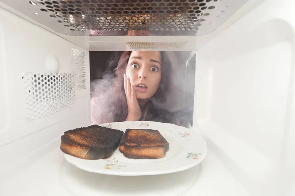 Mladá Dívka Vypálit Toasty Mikrovlnné Troubě — Stock fotografie