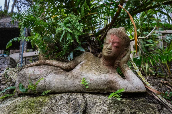 Statue Bouddha Pierre Cassée Près Arbre — Photo