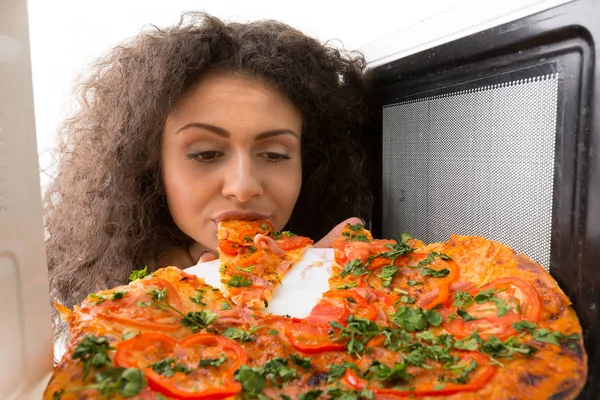 Chica Sacando Una Pizza Del Microondas — Foto de Stock