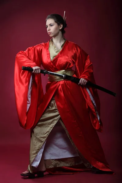Piękna Brunetka Dziewczyna Japoński Kimono Katana — Zdjęcie stockowe