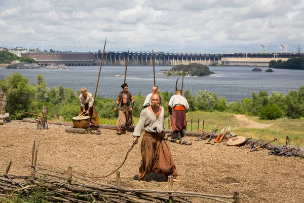 Zaporijya, Ukrayna-21 Haziran: Ukrayna Kazaklar 21, 2014 yılında Zaporijya, Ukrayna. Ukrayna kazak kazak Müzesi Khortytsya Adası üzerinde gösteri