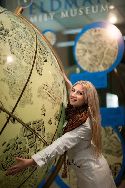 Attrayant Sourire Jeune Femme Posant Près Globe — Photo