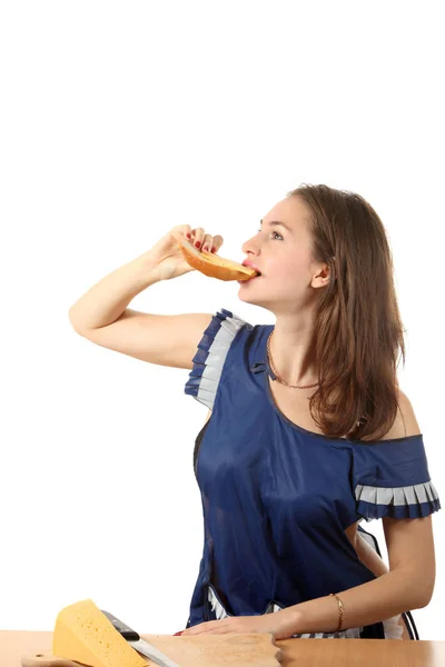 Hermosa Chica Vestida Delantal Comiendo Sándwich — Foto de Stock