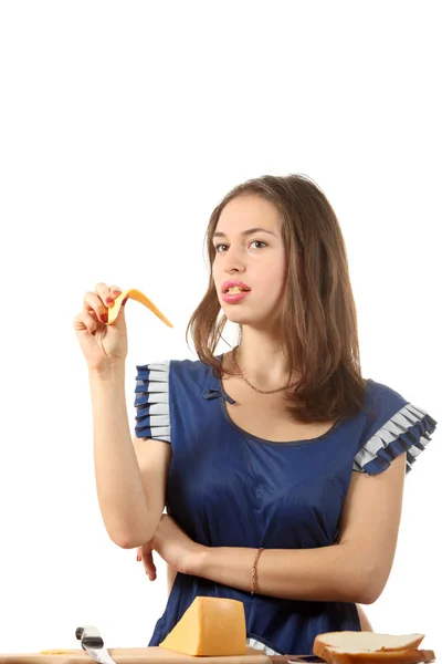 Menina Bonita Vestida Com Avental Comer Queijo — Fotografia de Stock