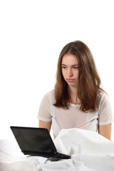 Jonge Vrouw Zitten Een Bed Met Notebook — Stockfoto