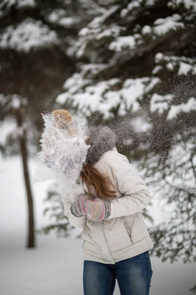 Ragazza Che Gioca Nella Neve — Foto Stock