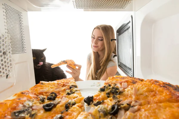 Девушка Черная Кошка Смотрят Пиццу Микроволновке — стоковое фото