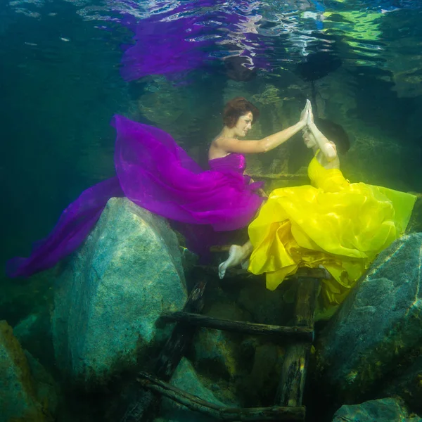 Onderwater Schot Vrouwen Boven Zeebodem — Stockfoto
