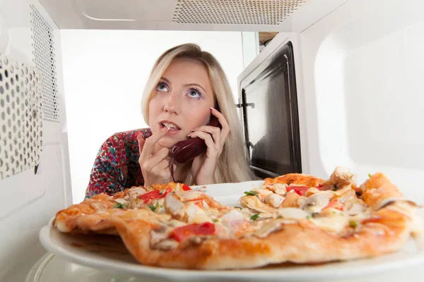 Chica Atractiva Abriendo Microondas — Foto de Stock