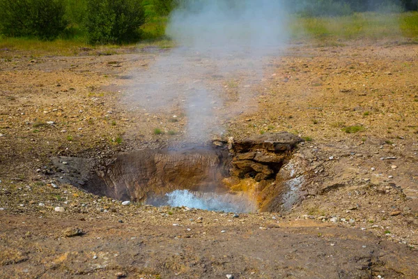 Geothermally etkin Haukadalur Vadisi