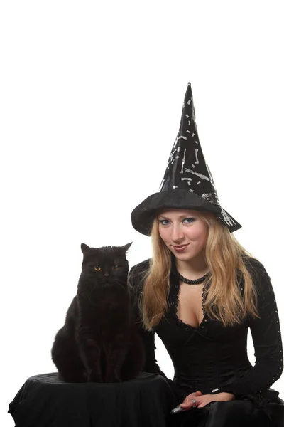 Mladá Žena Kostýmu Čarodějnice Černou Kočkou — Stock fotografie