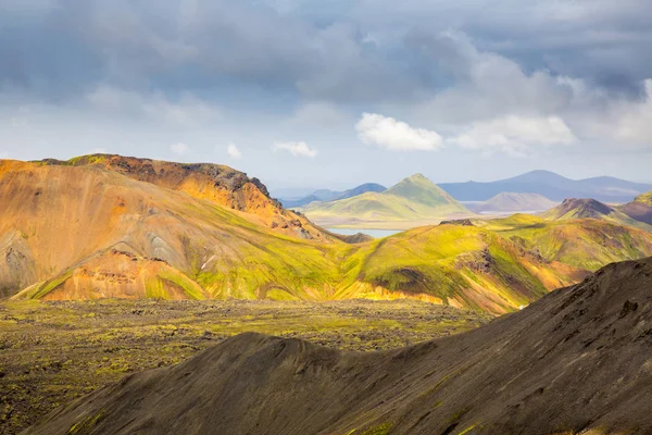 Güzel dağ Panorama Milli Parkı Landmannalaugavegur, İzlanda. 