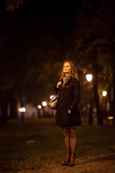 穿过一条晚城街道的美丽女孩 — 图库照片