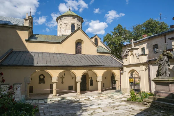 Μικρή Εκκλησία Στο Δρόμο Της Παλιάς Ευρωπαϊκής Πόλης Λβιβ Ουκρανία — Φωτογραφία Αρχείου