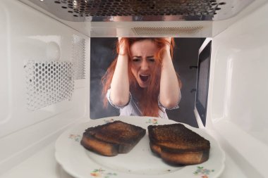 Genç kız tost bir mikrodalga fırında yandı.