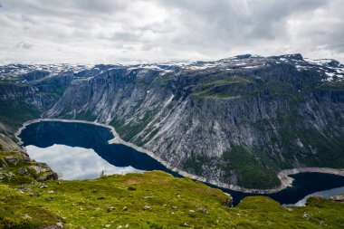 Göl Ringedalsvatnet görünümüne