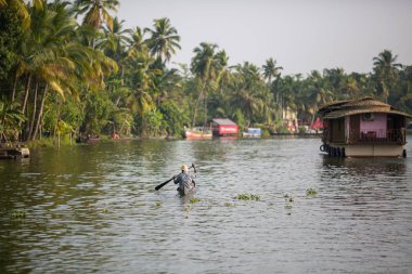 Kochin, Hindistan-Şubat 23: Hindu 23 Şubat 2013 Kochin, Hindistan'da teknede. Hindu git Cochin tekne banliyösünde tarafından