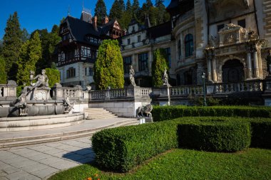 Yaz aylarında Ortaçağ Romen Peles Kalesi