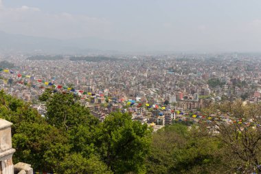 Karmaşık Swayambhunath tapınağından Katmandu görünümünü