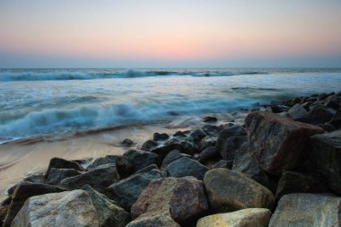 Gün batımında Hint Okyanusu. Varkala. Kerala. Hindistan