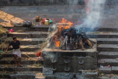 Katmandu, Nepal-Nisan 25: Pashupatinath 25, ölü yakma 2016 Katmandu, Nepal. Hindu tören kremasyon Pashupatinath Tapınağı
