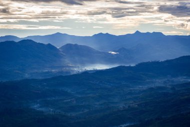 Adam's Peak sri lanka dan güzel dağlarının havadan görünümü