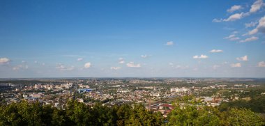 Aşağı Lviv Ukrayna şehri çatıların üzerinde göster