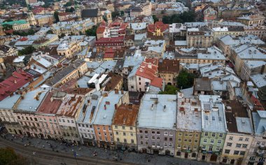 Aşağı Lviv Ukrayna şehri çatıların üzerinde göster
