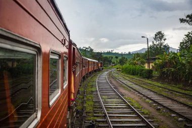 Nuwara Eliya, Sri Lanka-Nisan 12: Eski trende 12 Nisan 2018 yılında Nuwara Eliya, Sri Lanka. Çay tarlaları Tren