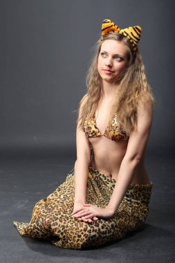 Leopar deri içinde poz genç baştan çıkarıcı kadın