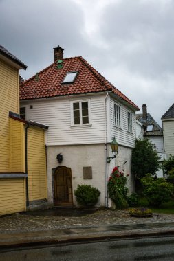 Evlerin gündüz görünümü ve küçük kasaba, Bergen, Norveç