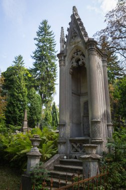 Eski mezarlık mezarda yeraltı girişine